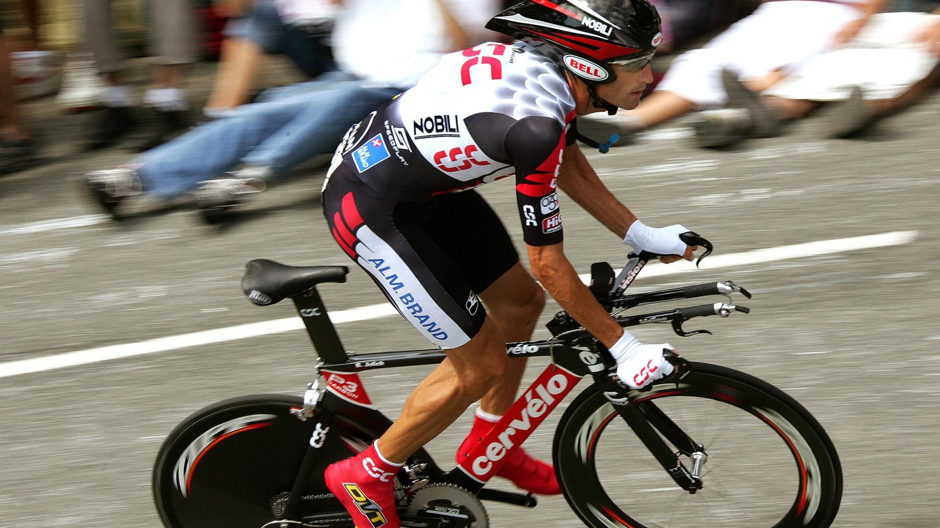 爱游戏下载-查默斯赛场表现赢得观众喝彩，查莫斯游泳